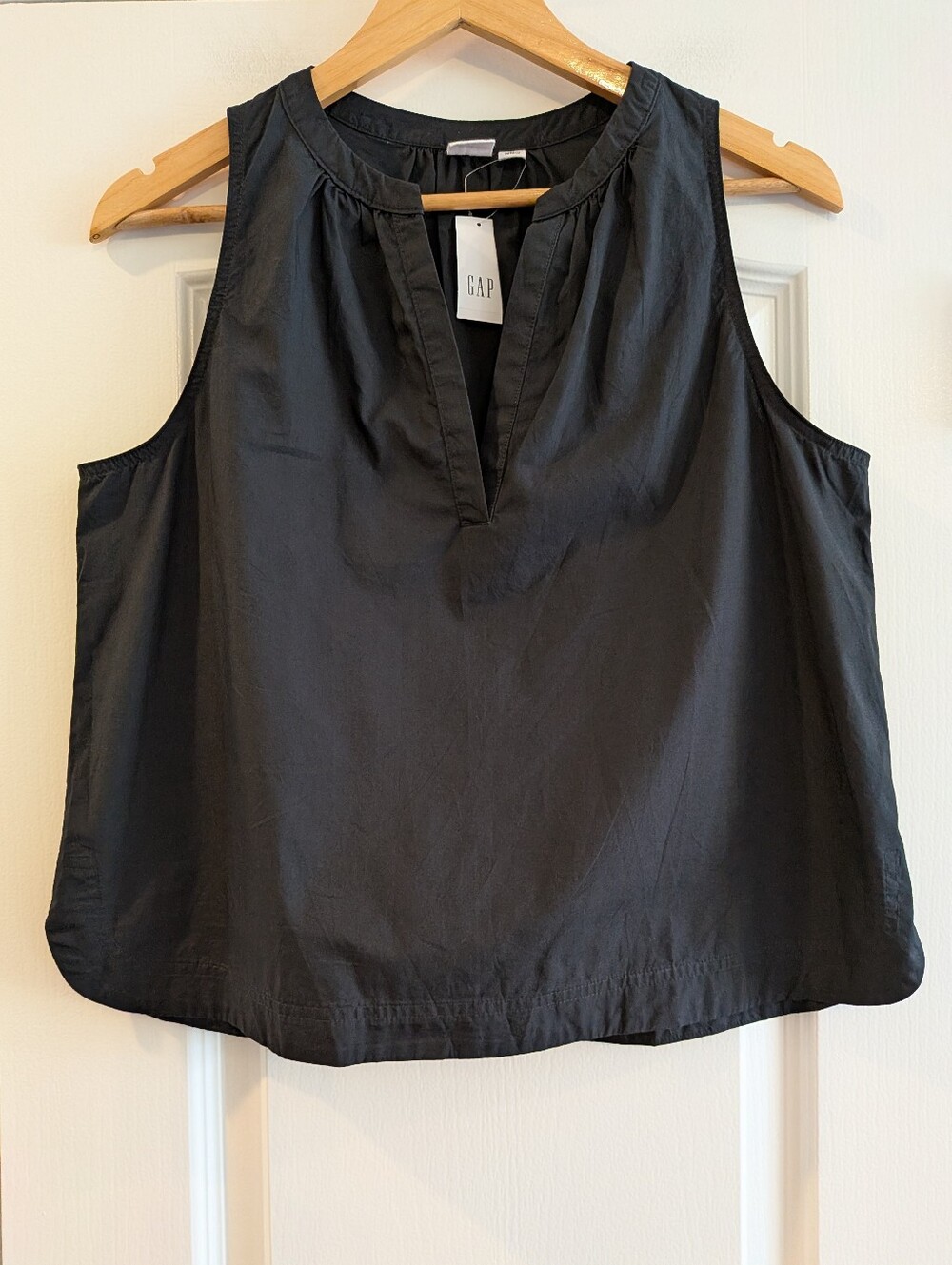 GAP Black Sleeveless V-Neck Blouse Top Poplin Cotton Minimalist Size M Tall NWT